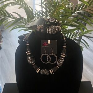Paparazzi Black and Silver Necklace Set